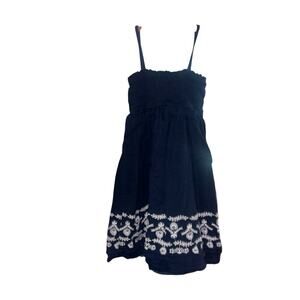 Smocked gap dress, size 5. Navy lined with white flowers